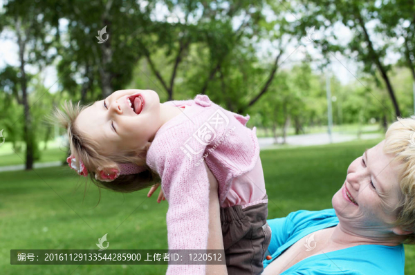 奶奶帶著孫女在戶外