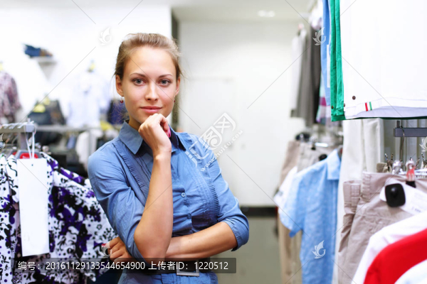 年輕女孩買衣服