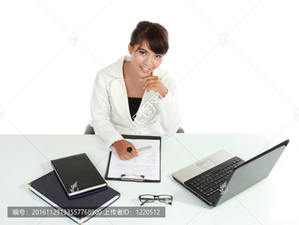 商業(yè)女人與筆記本電腦