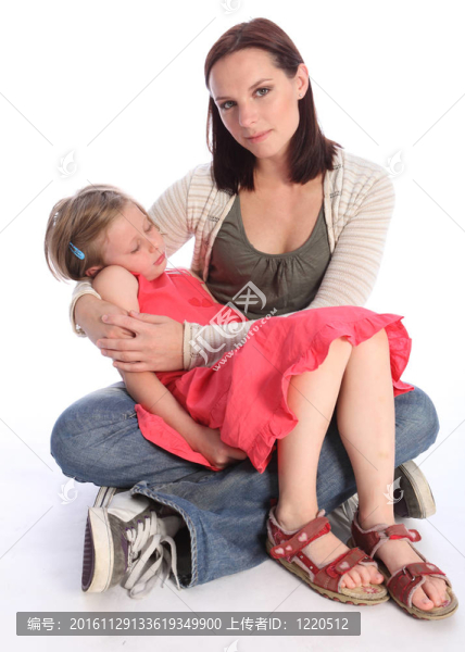 母親抱著熟睡的女兒