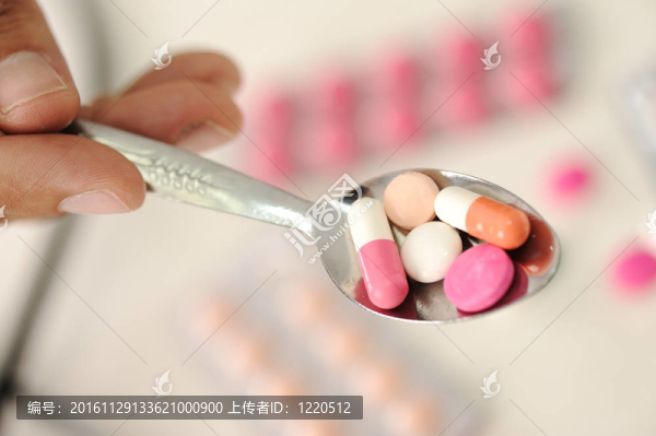 醫(yī)生用勺子藥丸