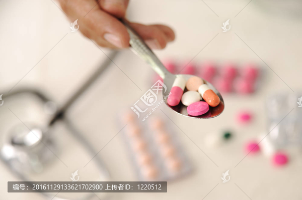 醫(yī)生用勺子藥丸