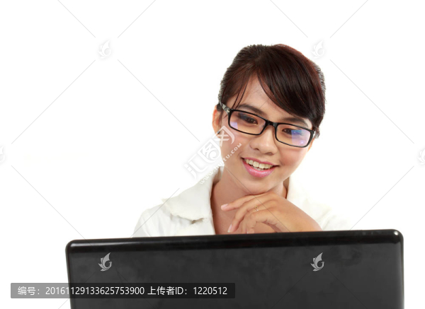 年輕微笑的商業(yè)女性用電腦工作