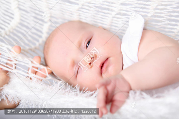 一個(gè)女?huà)氲男は? title=
