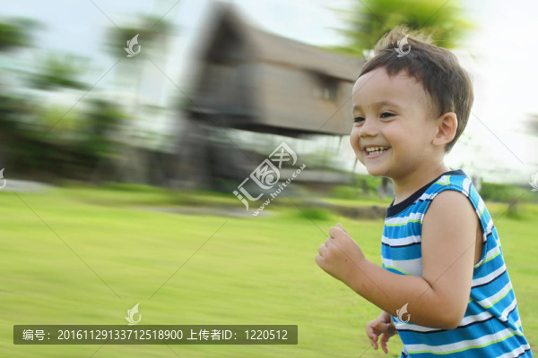 男孩跑