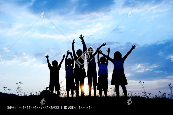 剪影；快樂兒童在草地上玩耍；日落；夏日