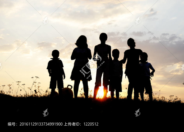 剪影；快樂兒童在草地上玩耍；日落；夏日