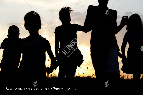 剪影；快樂兒童在草地上玩耍；日落；夏日