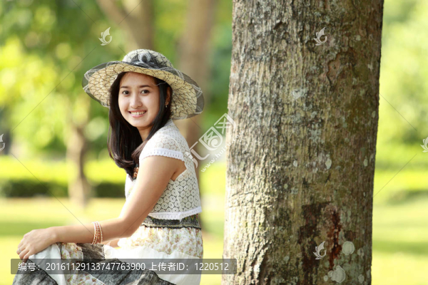 美麗的亞洲女人微笑和放松