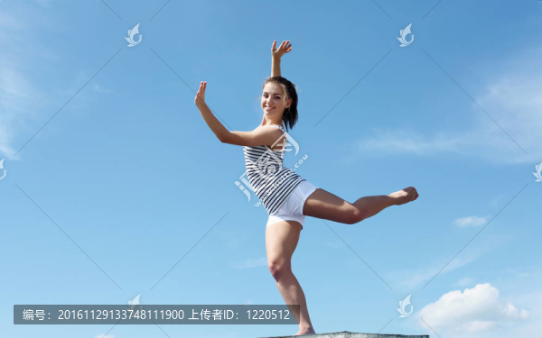 一個年輕女子做運動的畫像