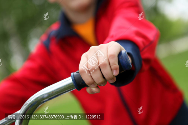 在綠色公園里騎自行車的男孩