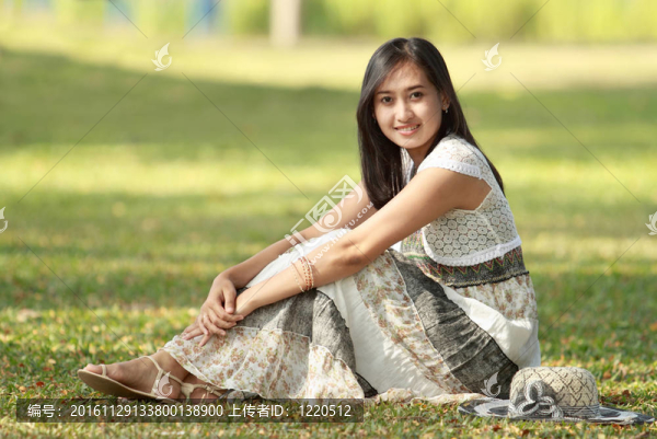 美麗的亞洲女人戶外