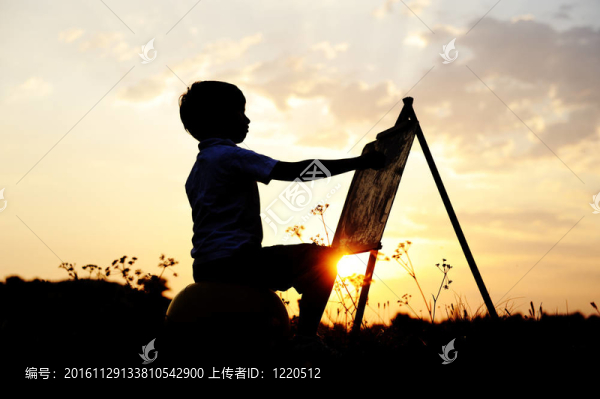 剪影；快樂兒童在草地上玩耍；日落；夏日