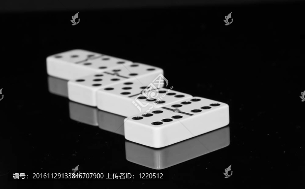 在黑色光亮的表面多米諾