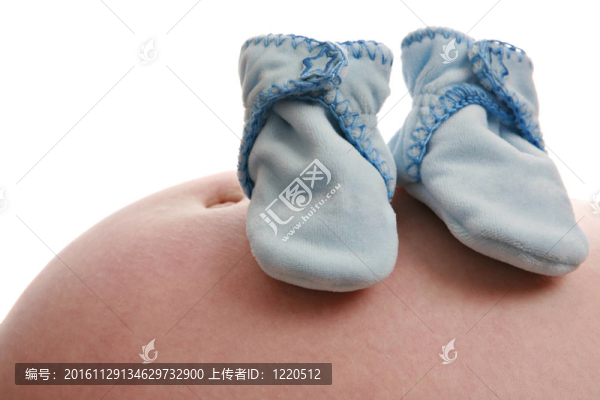 孕婦媽媽肚子上的一雙嬰兒鞋