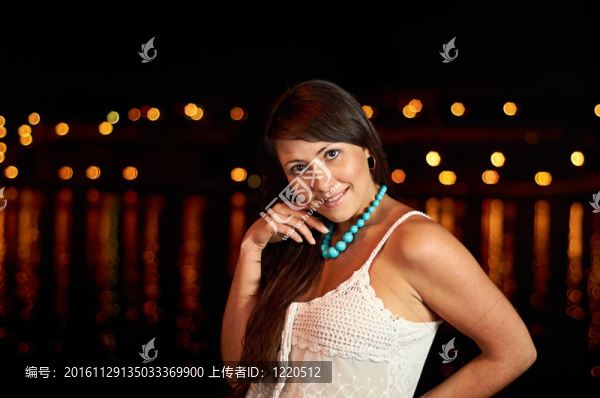 性感的黑發(fā)女人在黃昏的天空