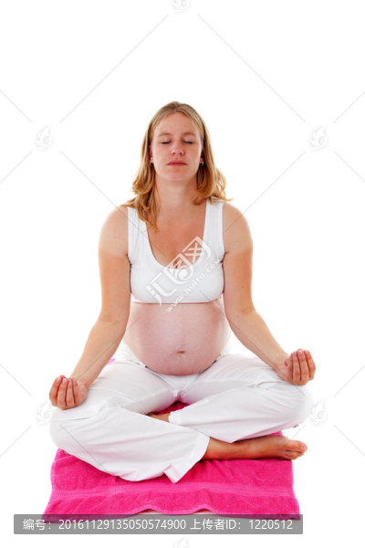 女人做冥想的孕期瑜伽