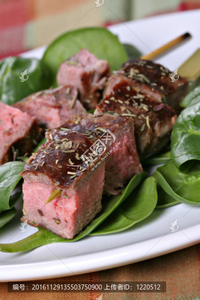 牛肉串在菠菜