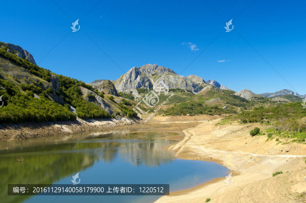 美麗的山水湖泊