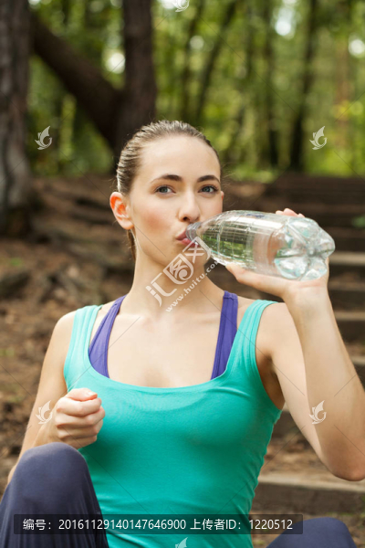 年輕女性飲用水