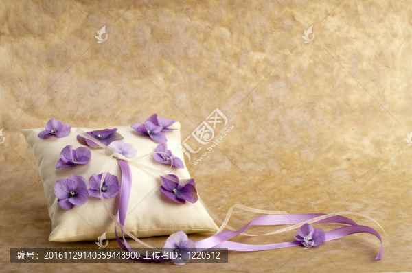 結(jié)婚戒指白色枕頭