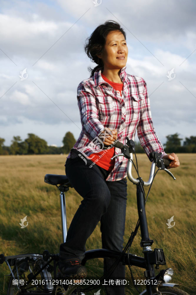 公園里的女人騎自行車