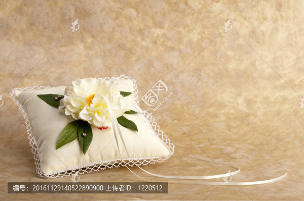 結(jié)婚戒指白色枕頭