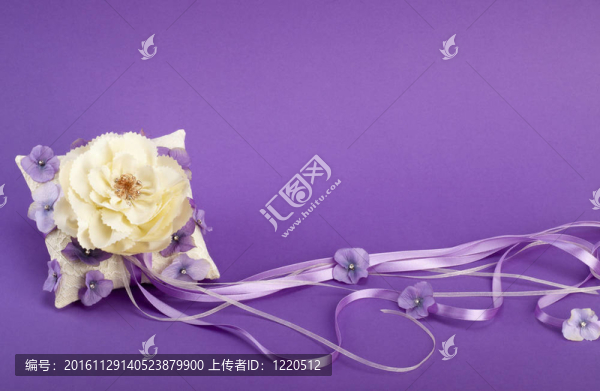結(jié)婚戒指白色枕頭