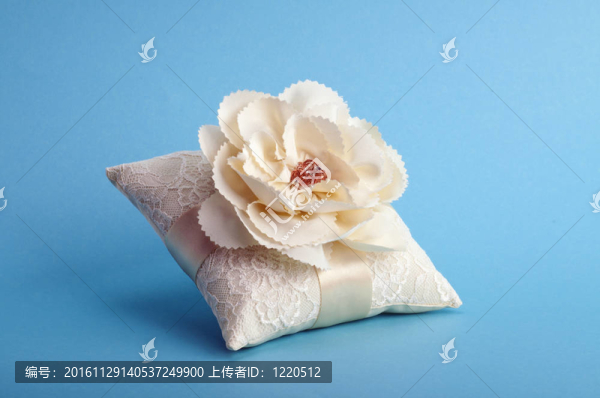 結(jié)婚戒指白色枕頭