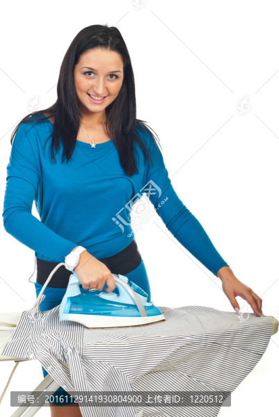 微笑的女人熨襯衫
