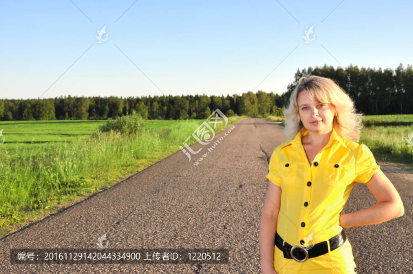 空蕩蕩的路上的年輕微笑的女人