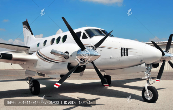 雙引擎飛機在停機坪上