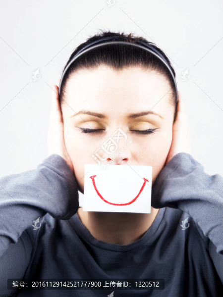 悲傷的女人，假裝微笑。