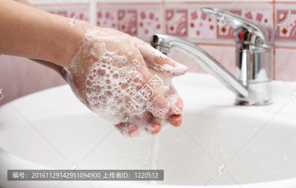 女人洗她的手