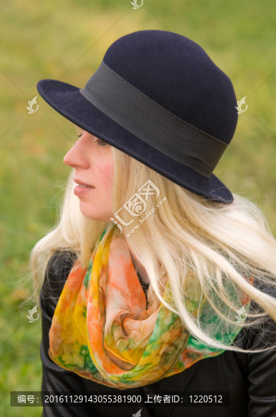一個漂亮的頭飾的年輕女子
