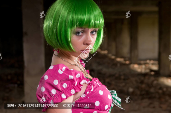 廢墟上的女人