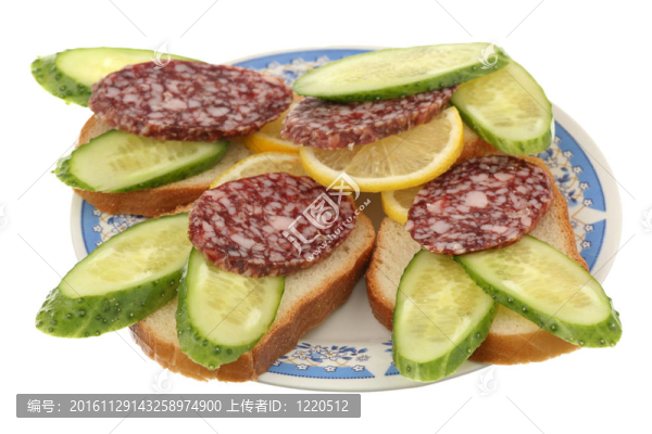 盤子上的三明治