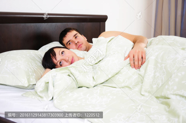 年輕的夫婦睡