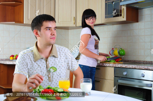 年輕夫婦在早餐