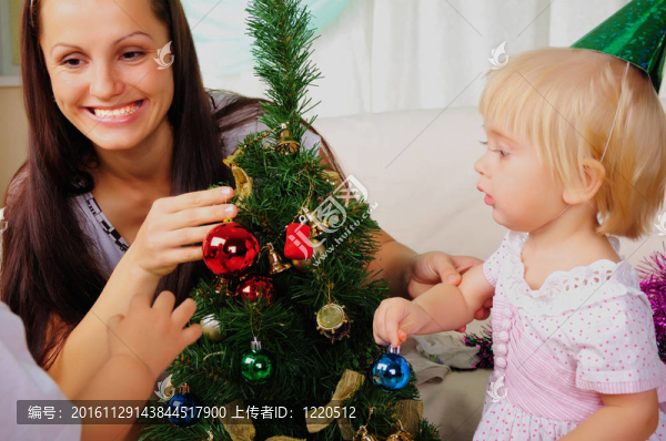 年輕的母親和她的女兒