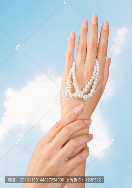美麗的指甲和女人的手指