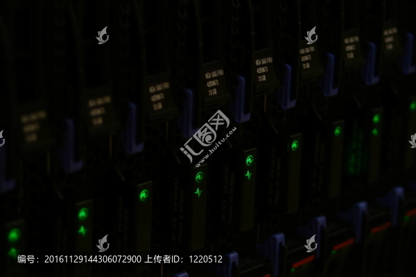 在一行中的數(shù)據(jù)中心的硬盤驅(qū)動器