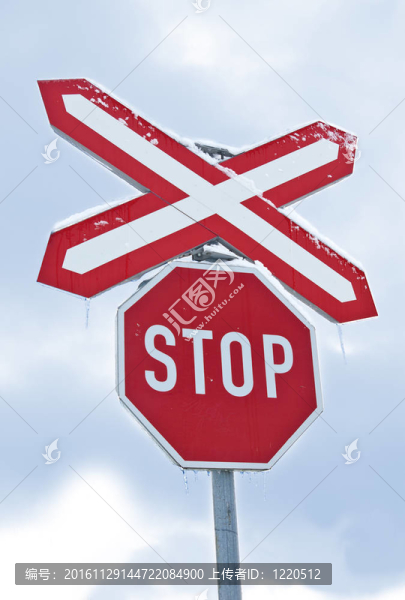 鐵路前方停車標(biāo)志。小冰柱是可見(jiàn)的