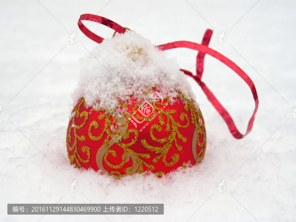 紅色的圣誕球在雪中