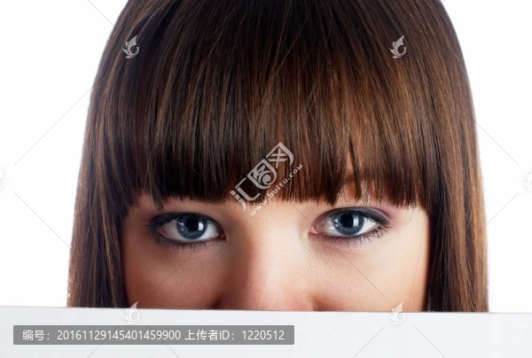 在白板后面的女孩
