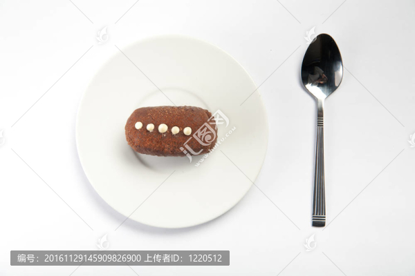 盤子上的蛋糕