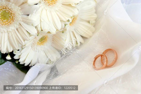 白色非洲菊和結(jié)婚戒指