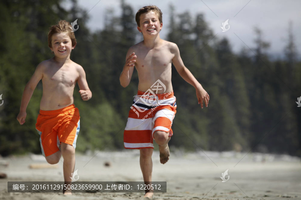 男孩在海灘上跑步