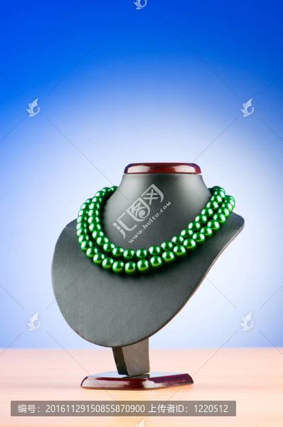 站在時(shí)尚概念的項(xiàng)鏈