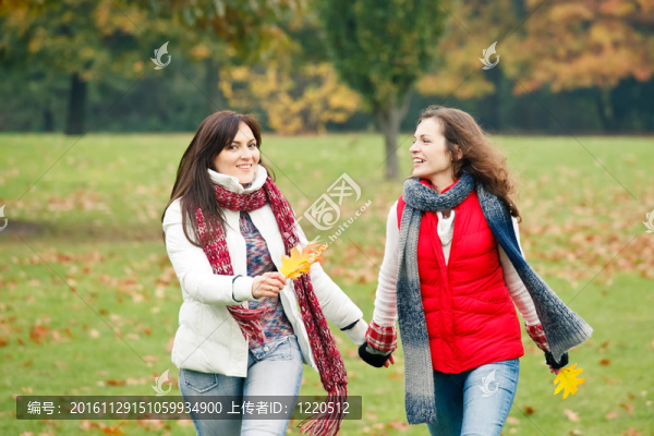 公園里有兩個漂亮的女孩